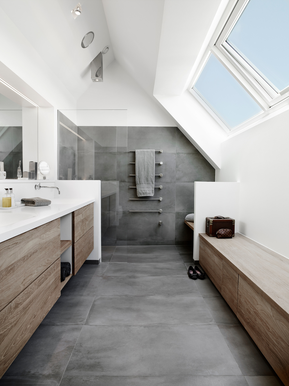 Moderne bathroom with tiles and wood